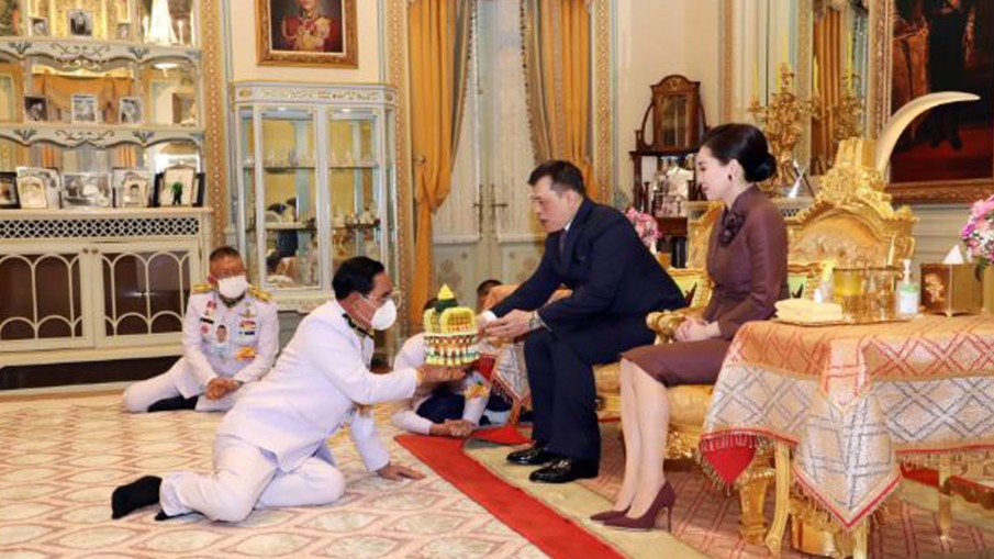 ในหลวง พระราชทานพระบรมราชวโรกาสให้ พล.อ.ประยุทธ์ องคมนตรี เข้าเฝ้าฯ