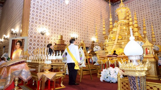 ในหลวง พระราชินี เสด็จฯ เชิญพระบรมศพ พระพันปีหลวง ประดิษฐานยังพระที่นั่งดุสิตมหาปราสาท และมีพระพิธีธรรมสวดพระอภิธรรม