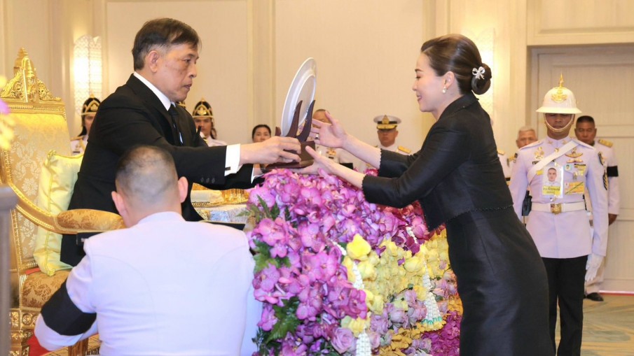 ในหลวง พระราชทานถ้วยรางวัลนักกีฬาเรือใบ"ภูเก็ตคิงส์คัพรีกัตต้า" ครั้งที่ 37 "พระราชินี" ทรงรับถ้วยรองชนะเลิศอันดับหนึ่ง